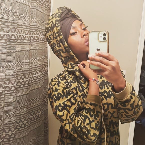 Meet your Posher, Dee - Picture 1 of 1